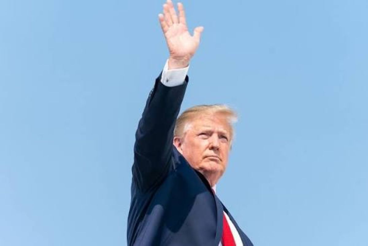 Trump Rejects AI Slowdown, Citing U.S. Race With China